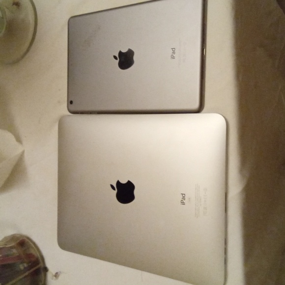 2 IPads - Picture 4 of 4